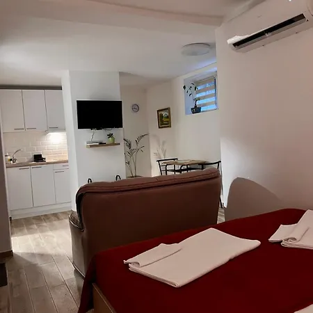 Chestnut Apartment *